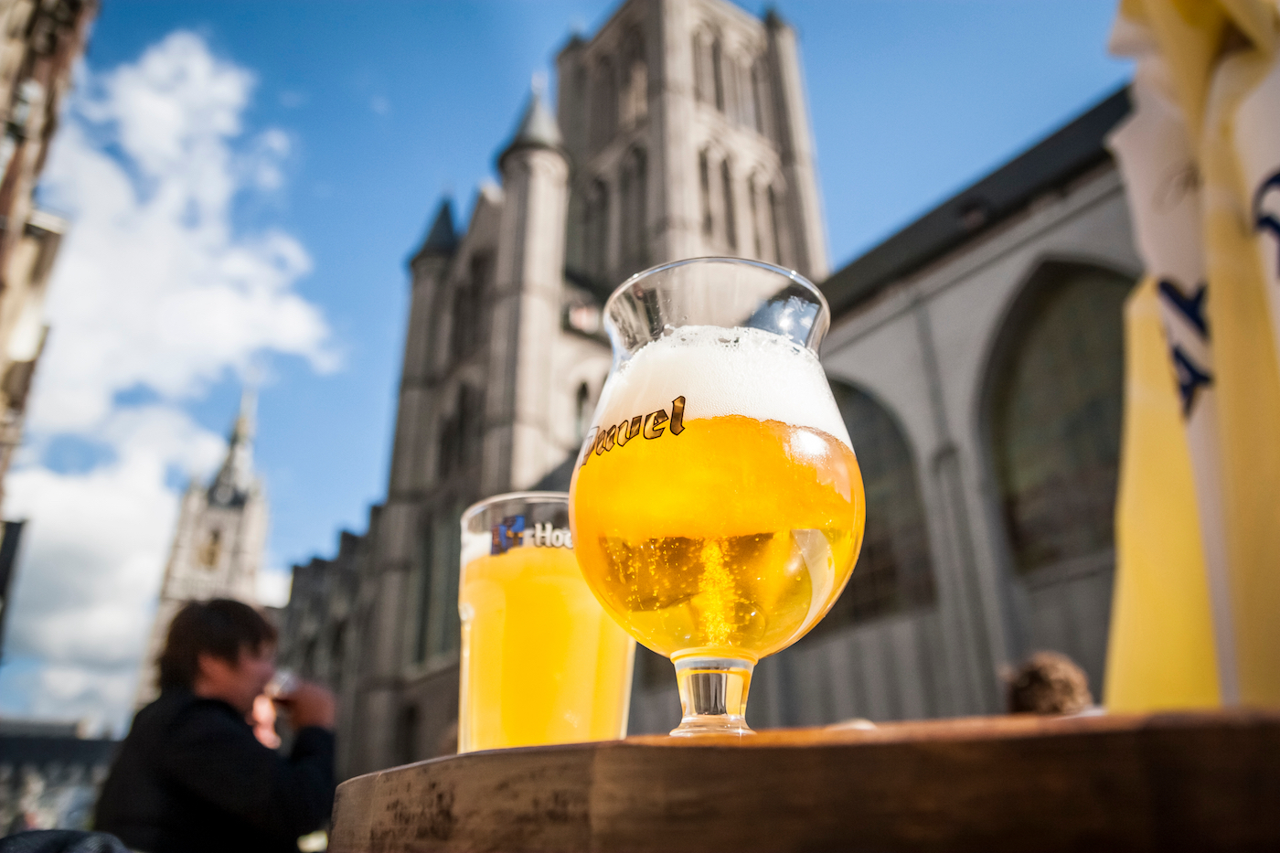 Belgisch bier op het terras: Duvel en Hoegaarden.