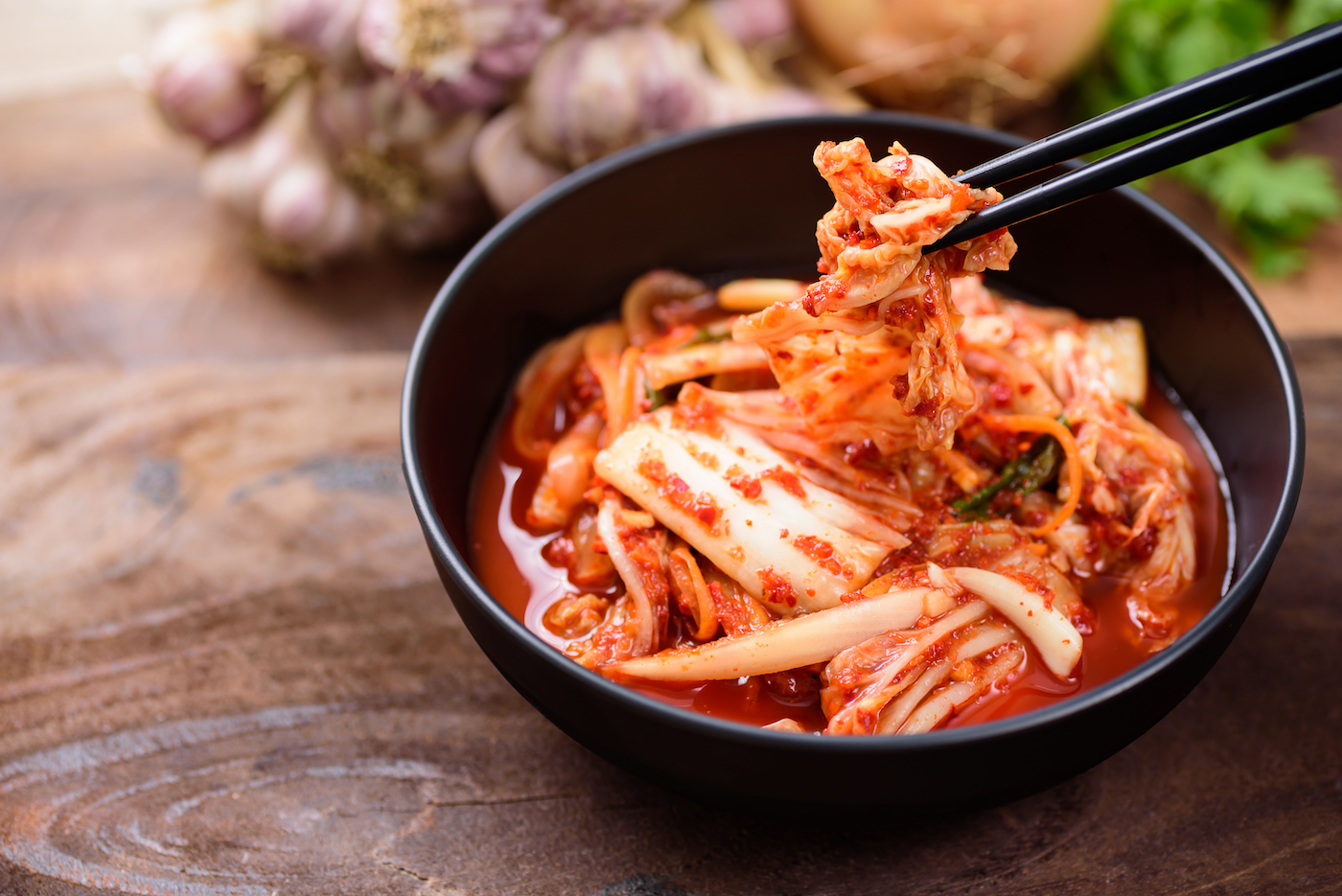 Koreaanse kimchi, gefermenteerde kool in een rode pasta.