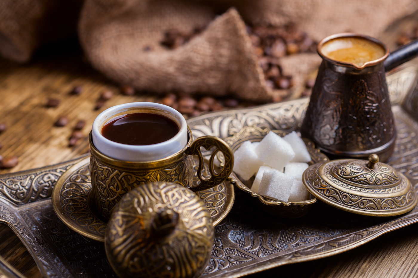 Turkse koffie in een cevze.