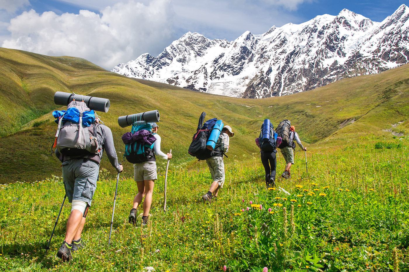 Hikers op een heuvel in het Kaukasus gebergte.