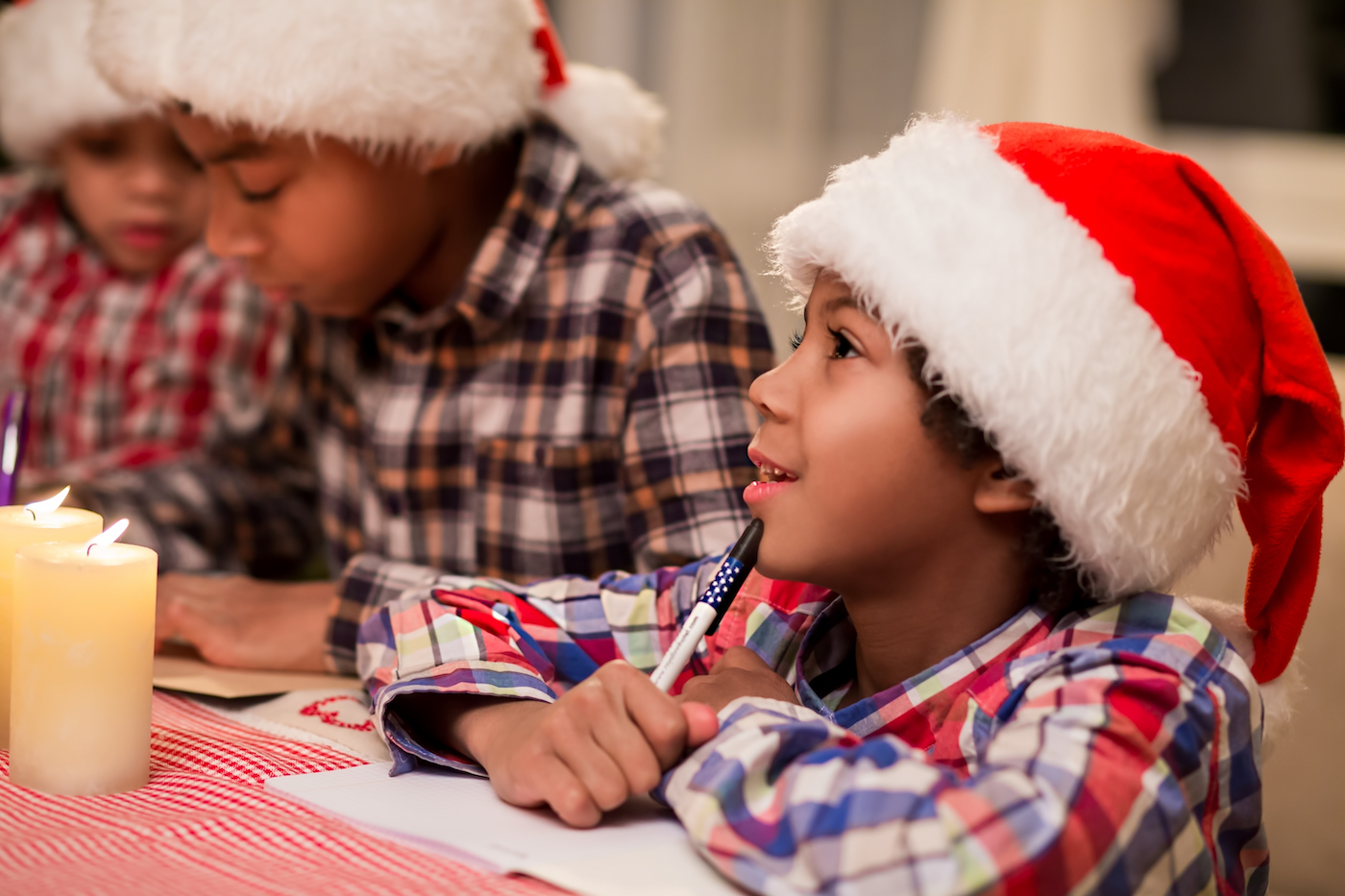 Kinderen schrijven brief voor de kerstman