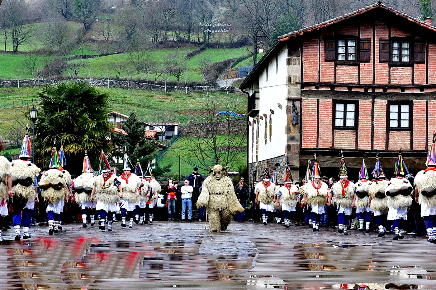 3OR Baskische carnaval: joaldunak op het plein