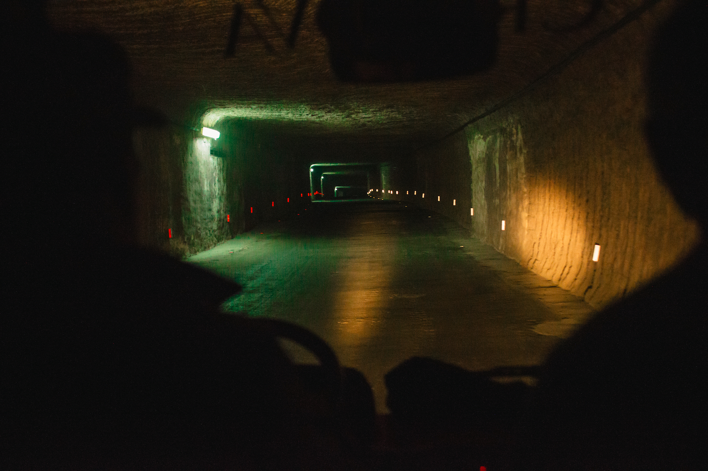 Een auto rijdt door de ondergrondse gangen van Cricova, Moldavië