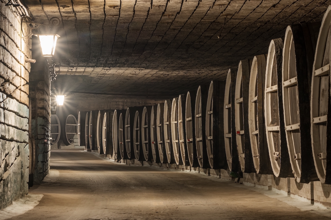 Wijnvaten liggen achter elkaar in de grootste wijnkelder ter wereld, Moldavië
