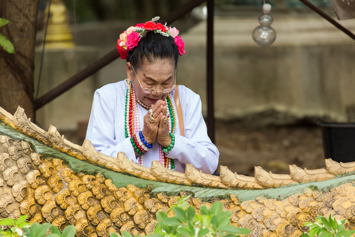 Vrouw bidt bij Wat Samphran, Thailand
