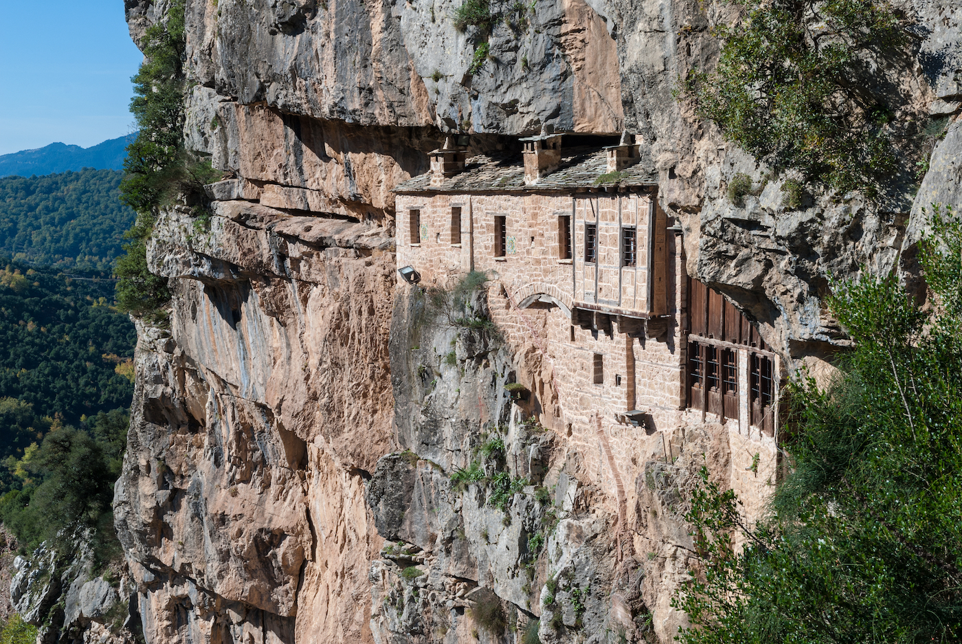 Kipinas klooster gebouwd in een berg in Griekenland, Epirus