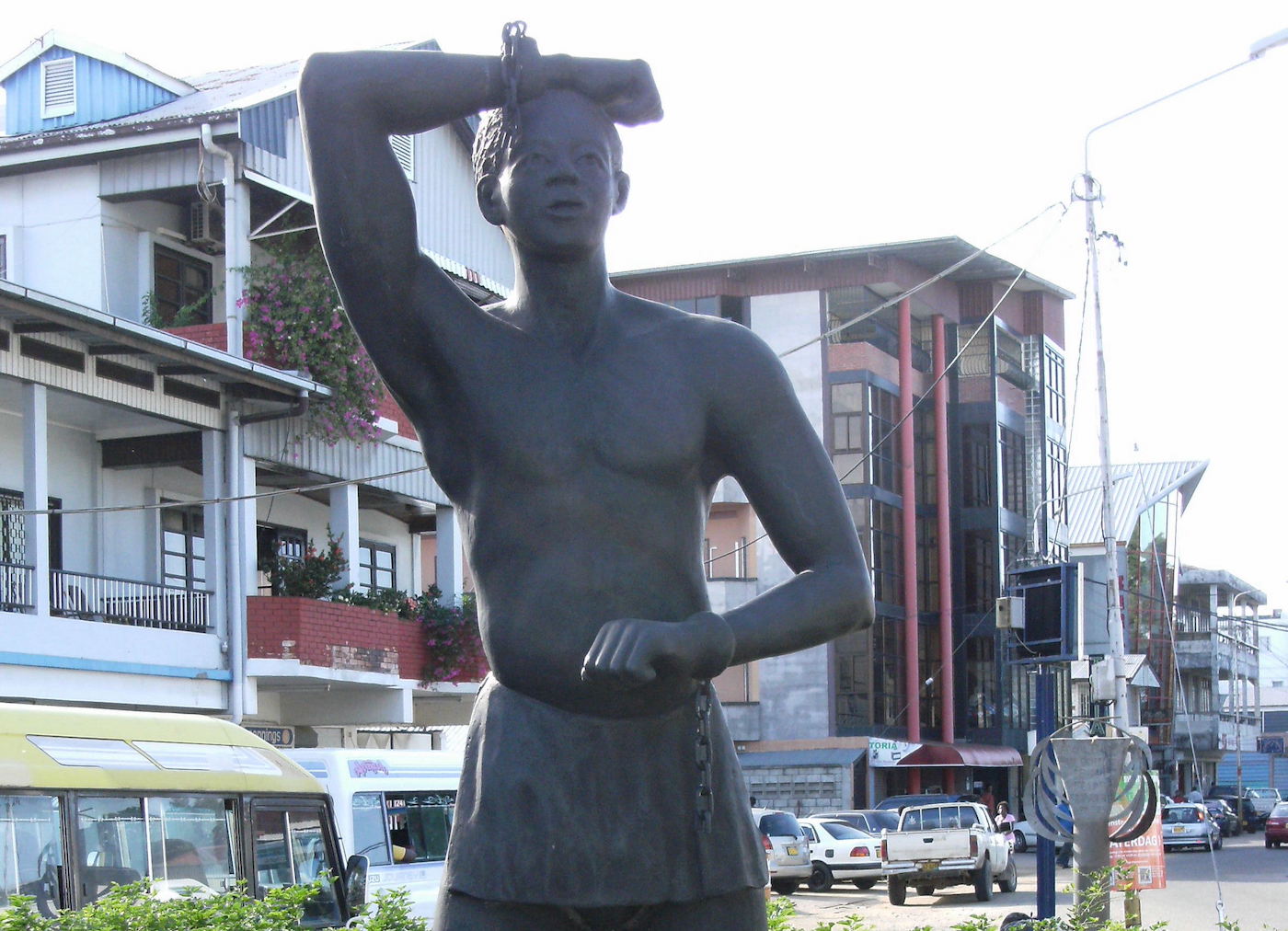 Kwakoe-standbeeld_op_het_onafhankelijkheidsplein_Paramaribo_Suriname