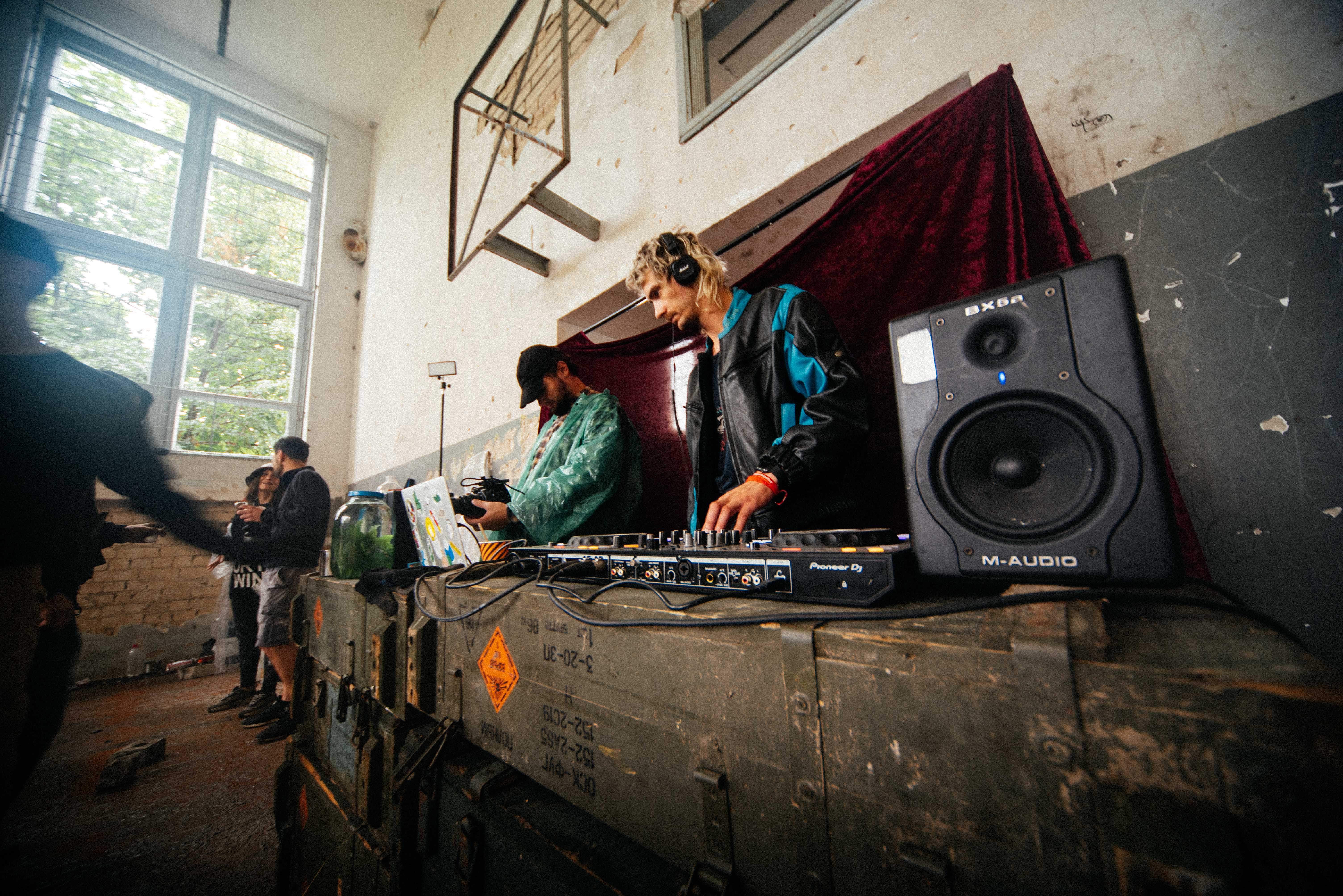 DJ tijdens een rave van Repair.Together in Toloka