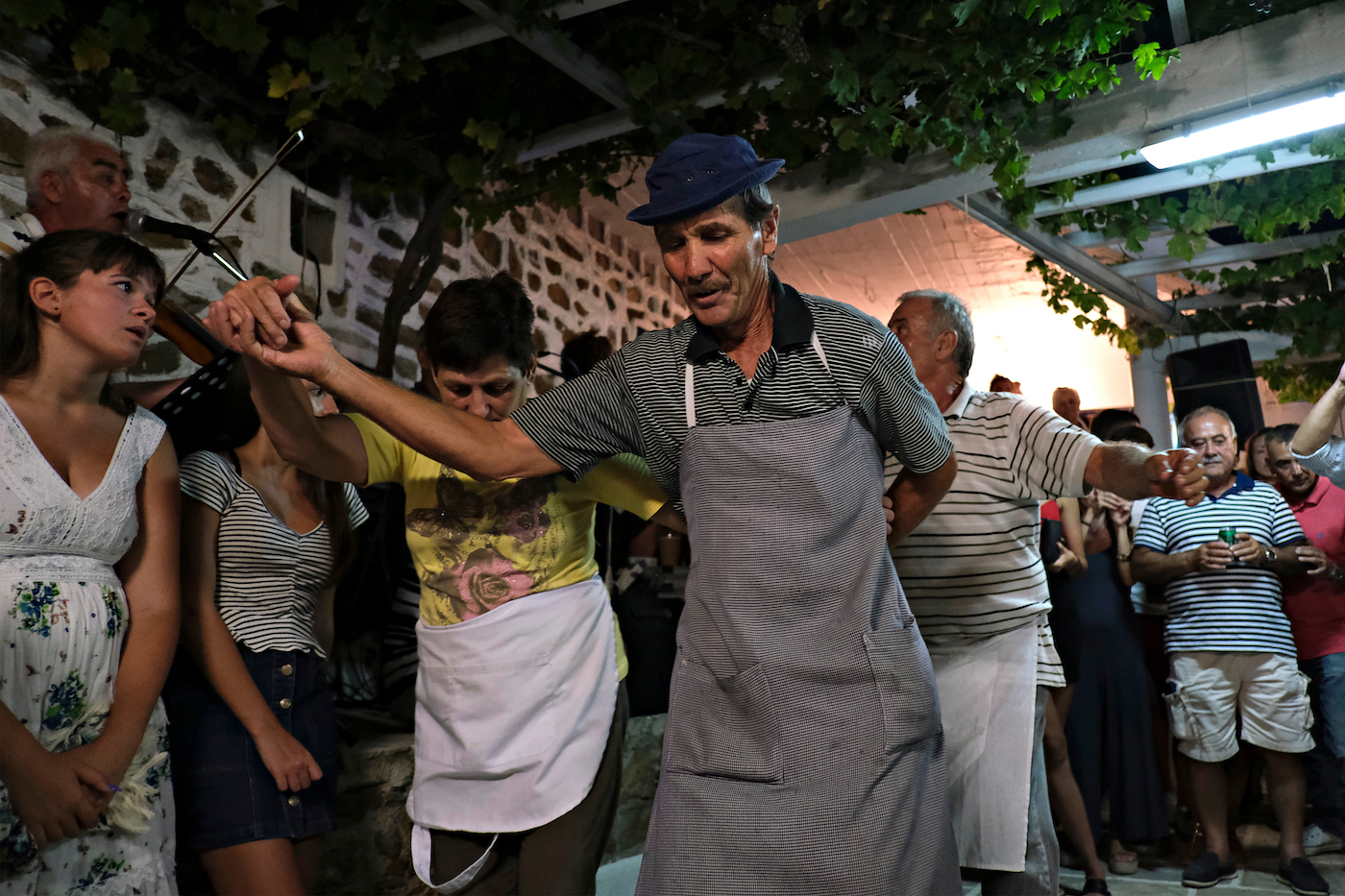 Mensen dansen op Ikaria, Griekenland