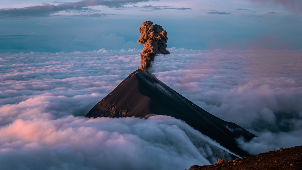Beklauter een actieve vulkaan in Guatemala