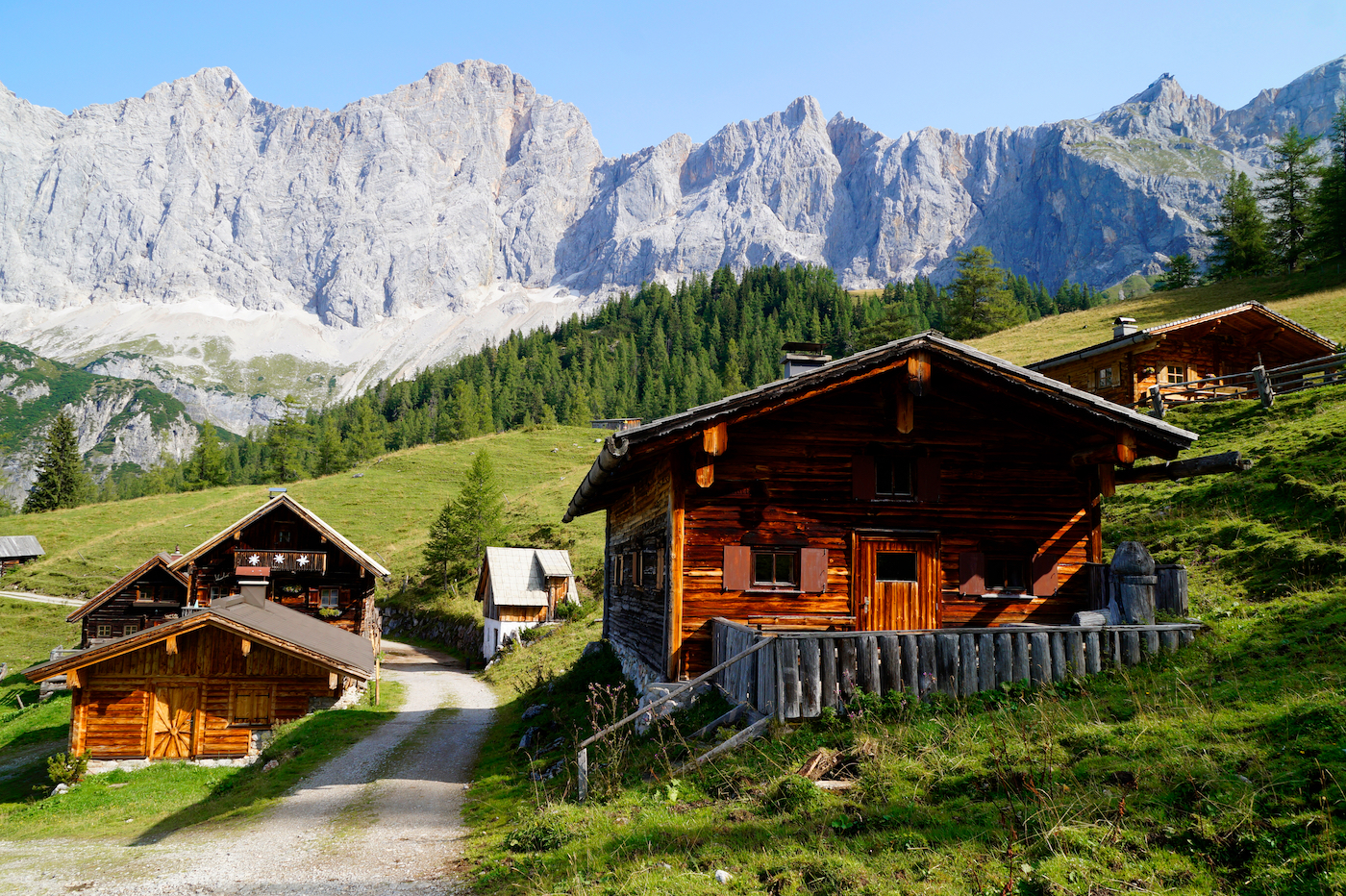 Schilderachtig berglandschap met hutje in Steiermark, Oostenrijk