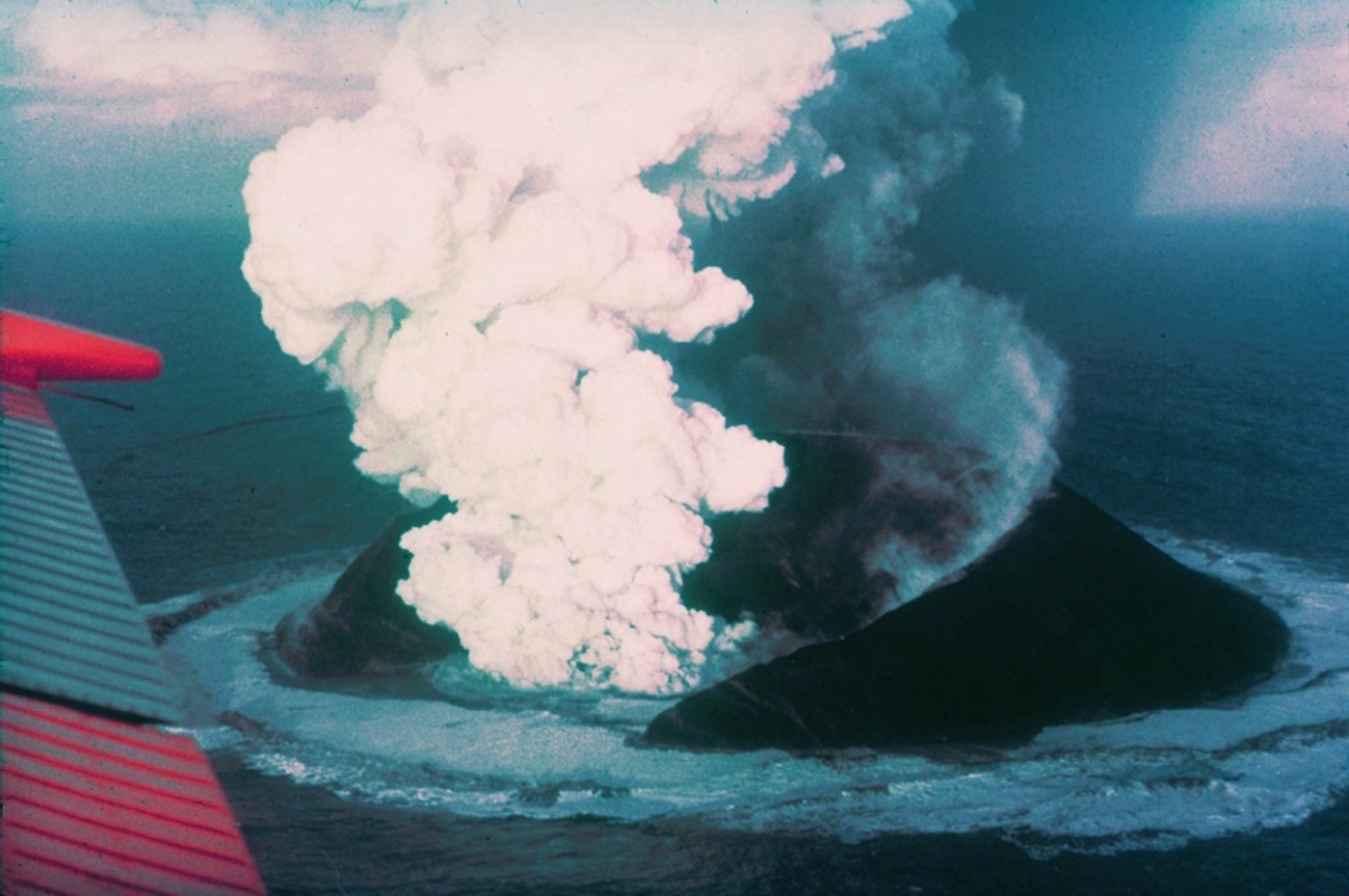 Surtsey uitbarsting van boven gezien 1963 Howell Williams NOAA