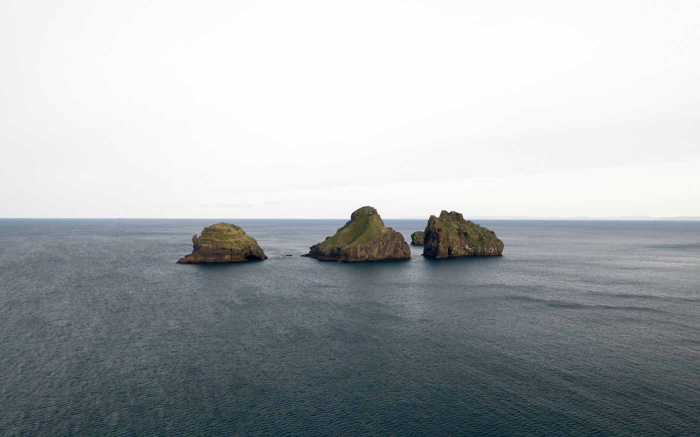 Eenzame eilanden voor de kust van IJsland
