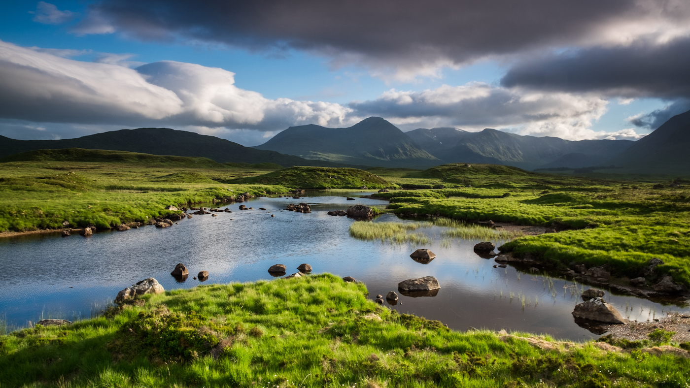 Rannoch Moor berggebied met groene weide Schotse Hooglanden