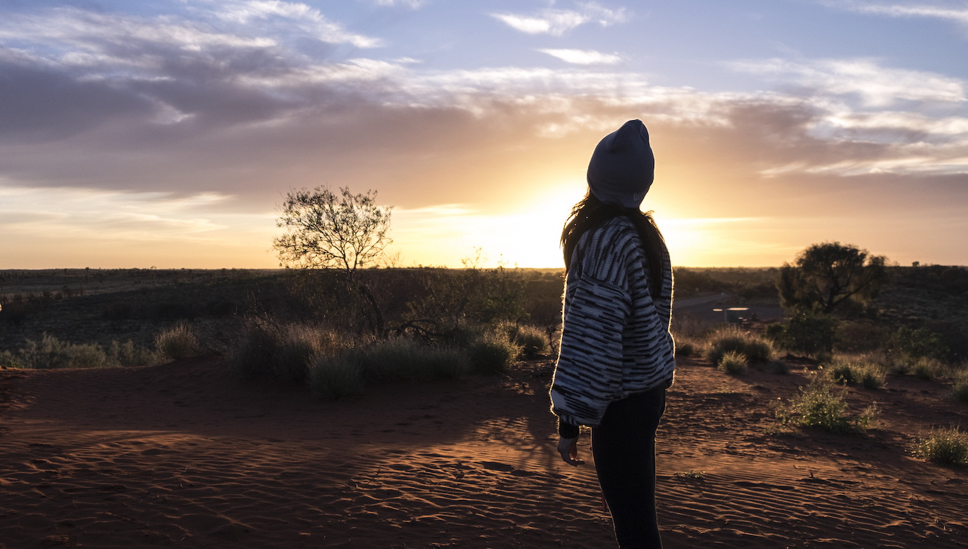 vrouw kijkt naar zonsopkomst in de natuur van Australië