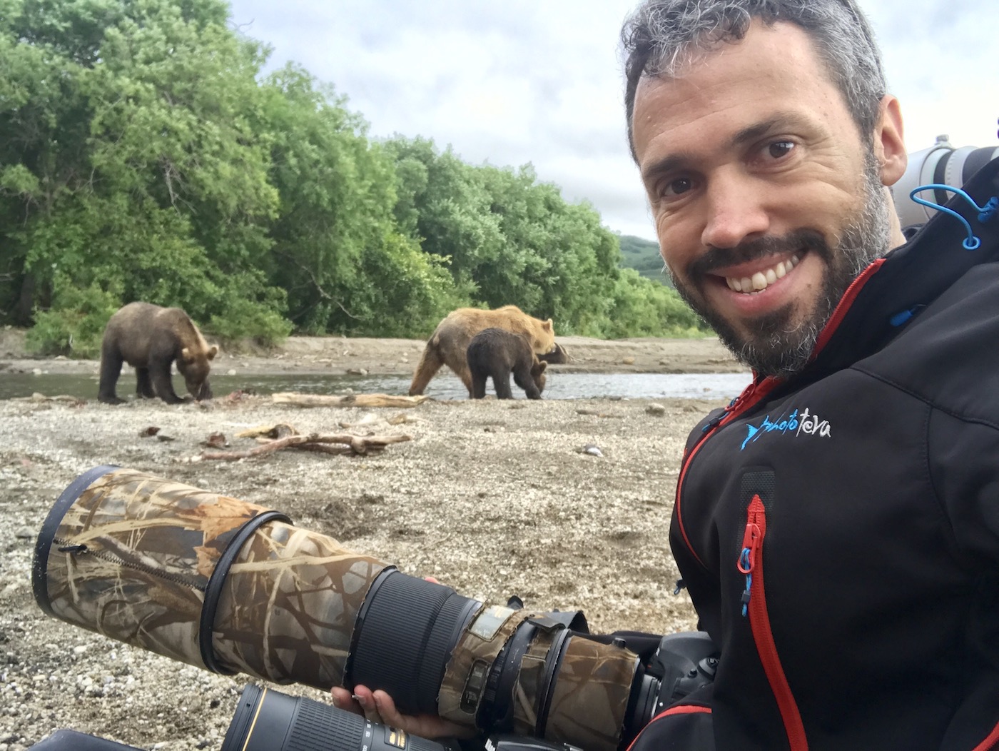Roie Galitz maakt een selfie terwijl hij beren fotografeert