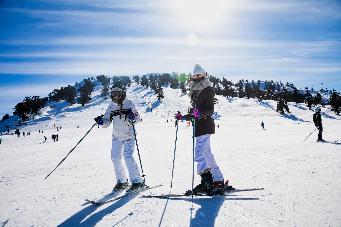 Meiden gaan goedkoop skiën in Vasilitsa in Griekenland