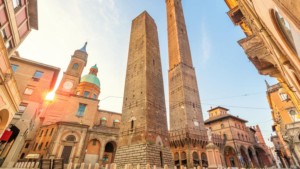 Ga voordat het te laat is: Bologna's scheve toren staat op instorten