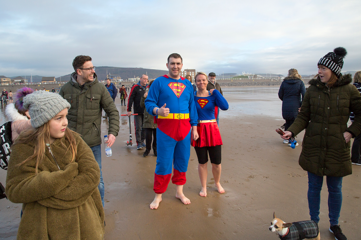 Man in supermankostuum gaat voor een nieuwjaarsduik in Engeland