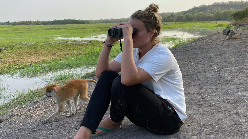 Eva (24) leefde wekenlang met apen in de Gambiaanse wildernis: “Ik werd echt onderdeel van de familie”