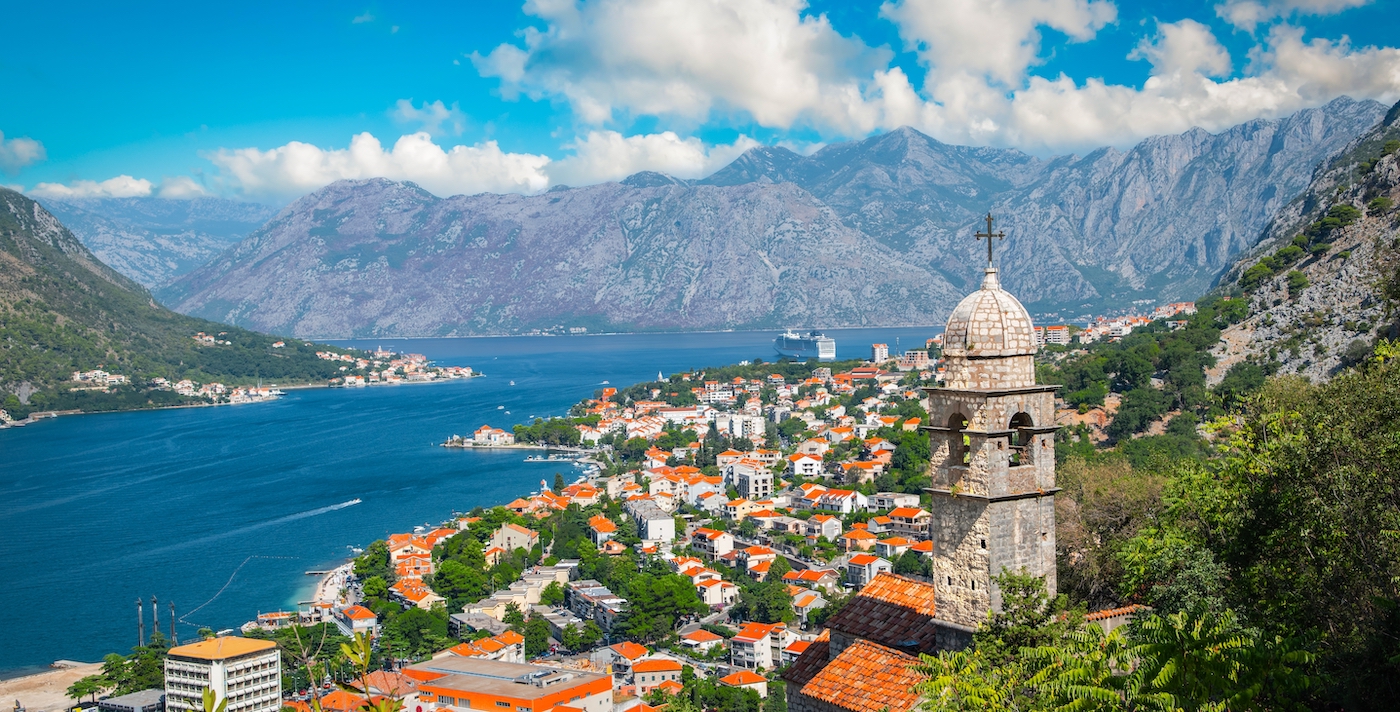 Panoramisch uitzicht over de baai van Kotor in Montenegro