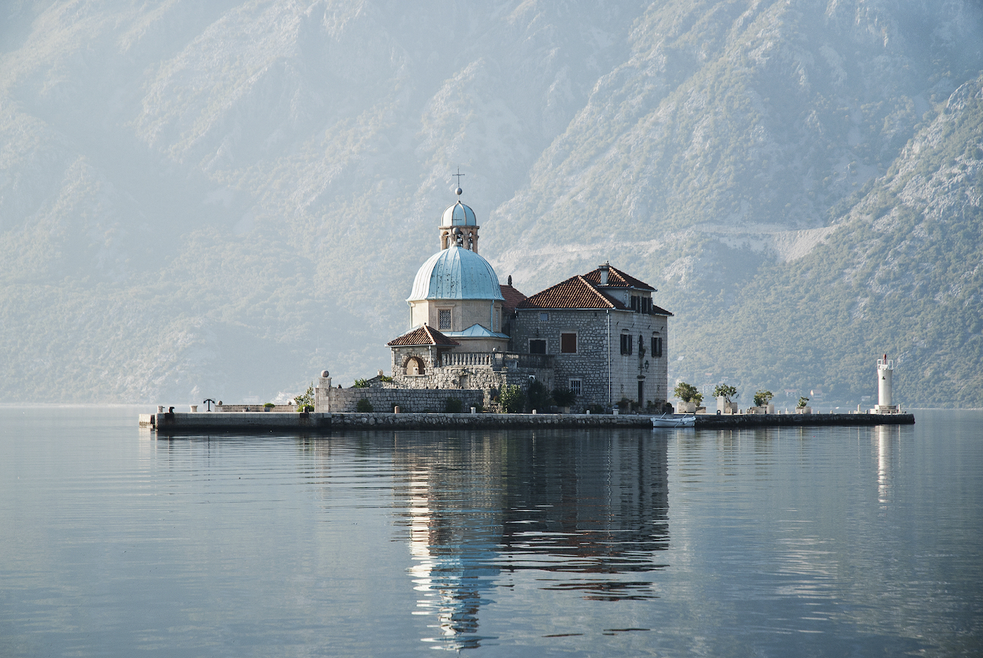 Perast Montenegro Baai van Kotor kerk eiland Gospa od Škrpjela