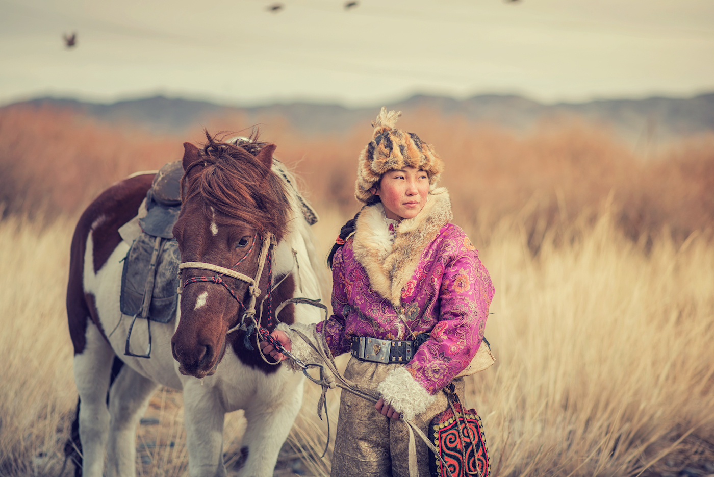 Meid met paard in Mongolië