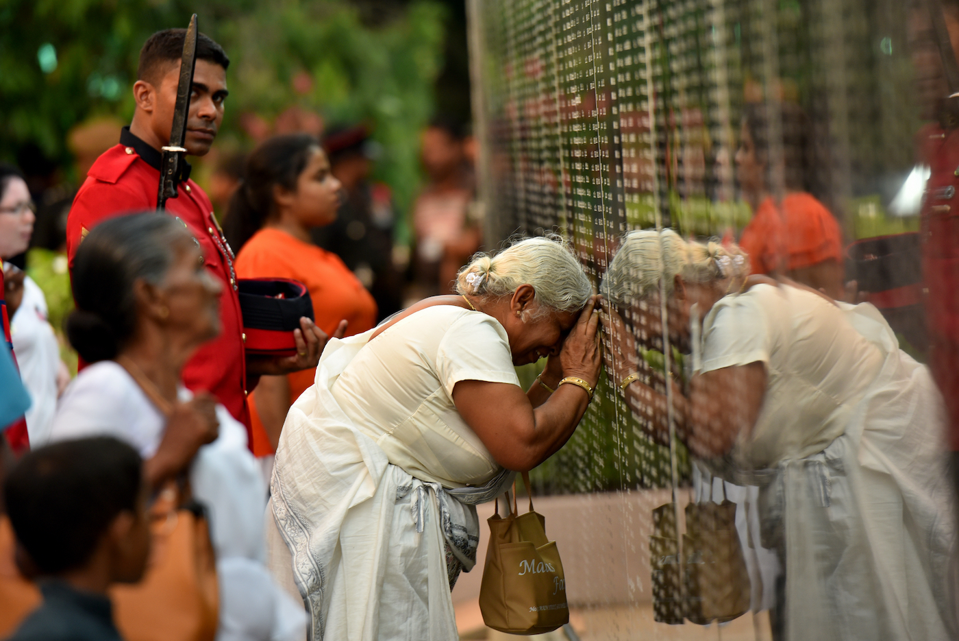 Vrouw rouwt om slachtoffers burgeroorlog Sri Lanka