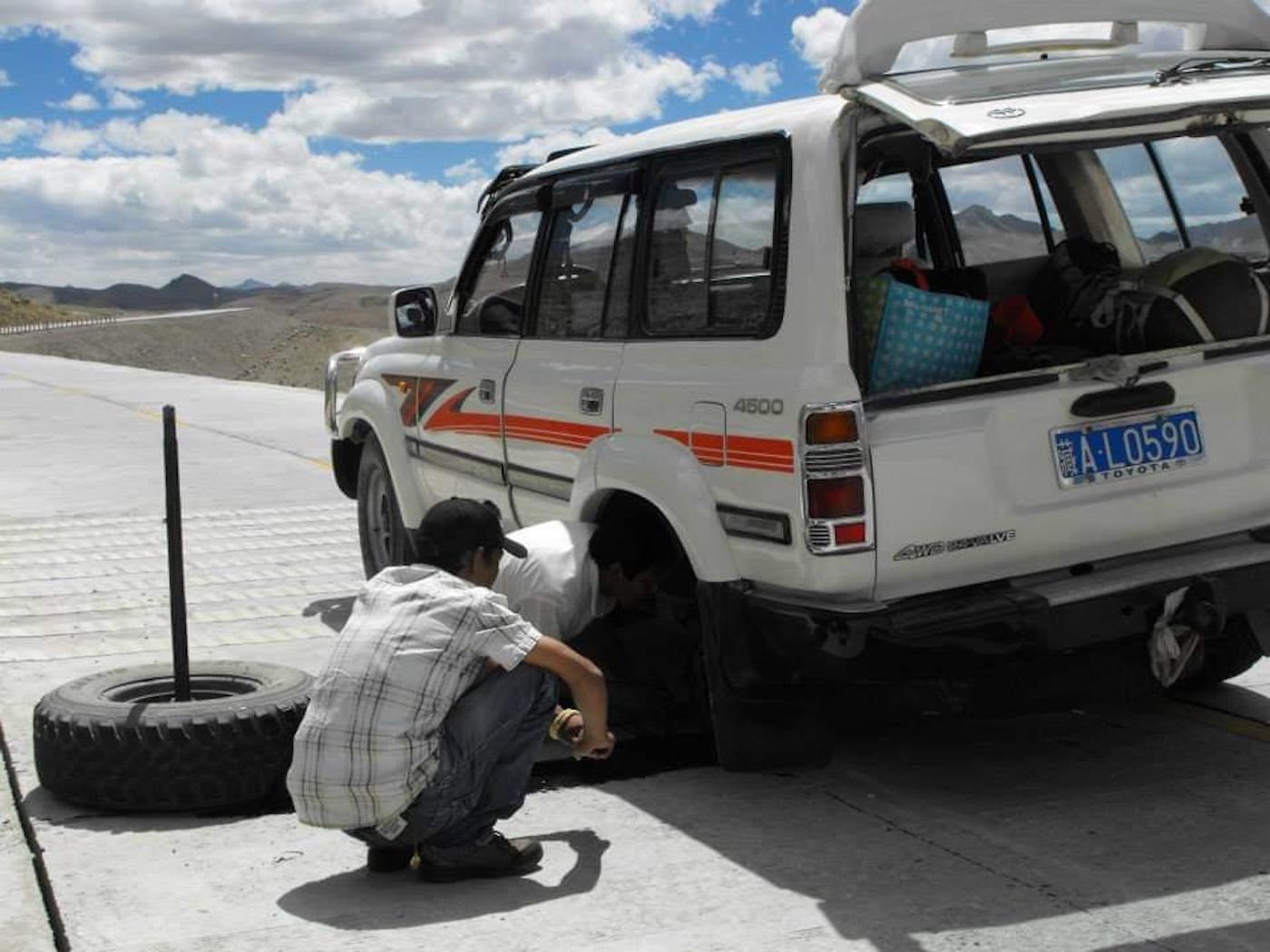 Autopech in Tibet jeep monteur