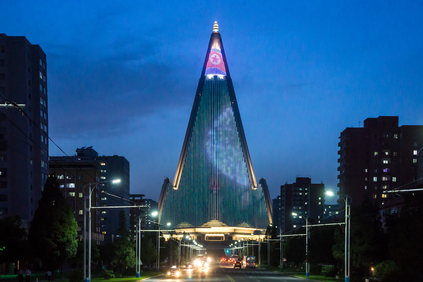 Ryugyong Hotel in Pyongyang Noord-Korea van buiten tijdens de nacht lichtshows propaganda