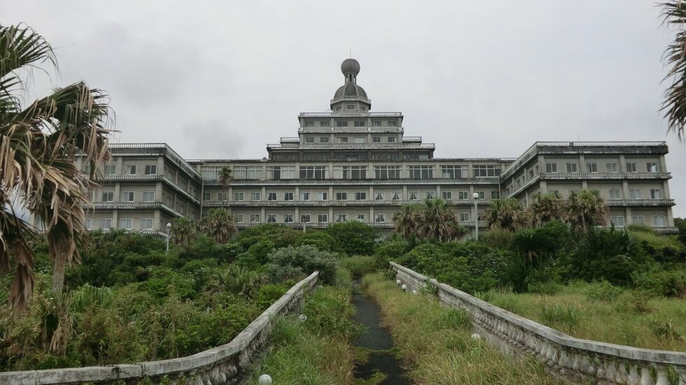 Dit griezelgebouw was ooit het grootste luxe hotel van Japan