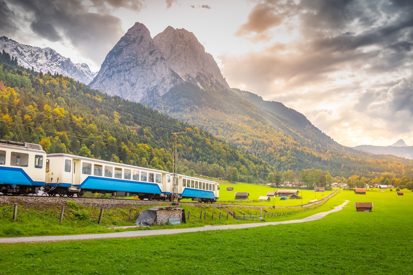 Trein rijdt door Beieren in Duitsland