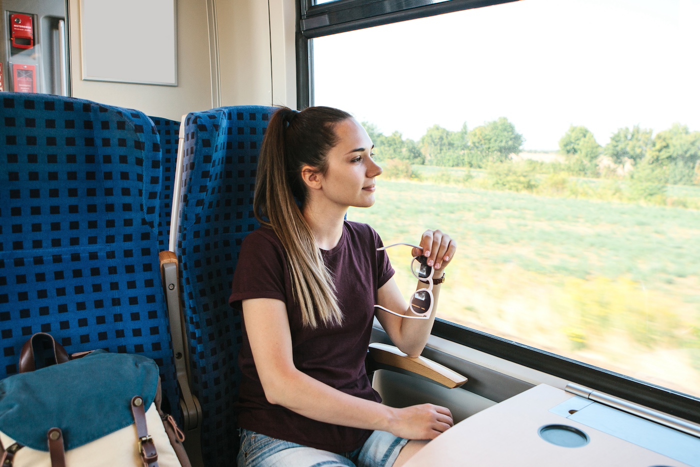 Vrouw reist in trein Duitsland