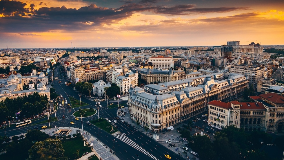 In Boekarest gaan sierlijke straten en communistische bouwwerken hand-in-hand