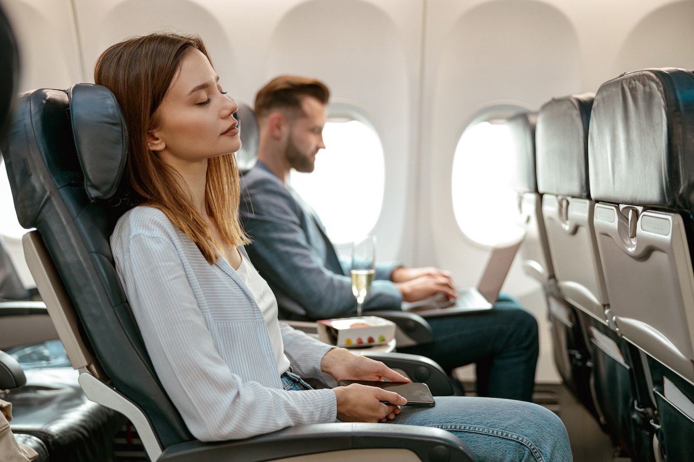 Lager en trager vliegen vrouw passagier slaapt tijdens vlucht in vliegtuig