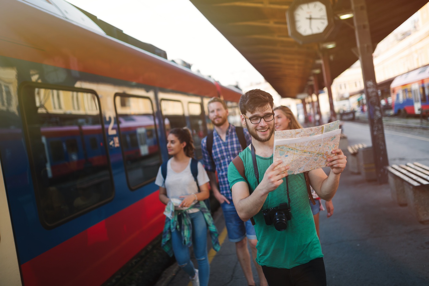 Groep toeristen reist door Europa met de trein